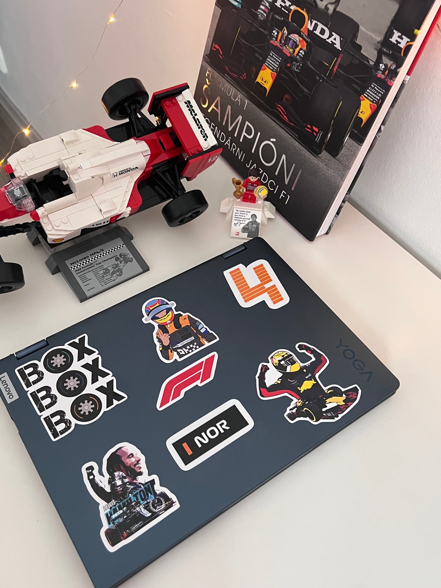 Kolekce nálepek F1