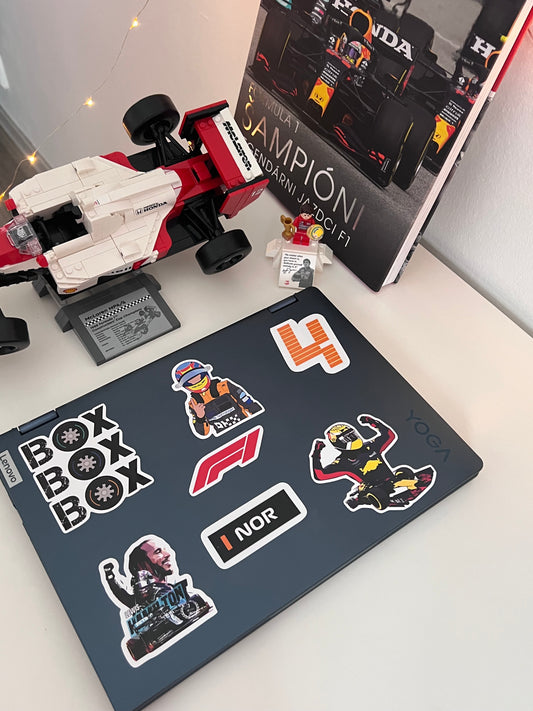 Kolekce nálepek F1